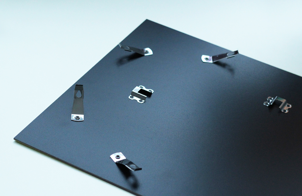 MDF Zadná doska čierna, s otočnými perami pre hliníkové a plastové rámy - detail